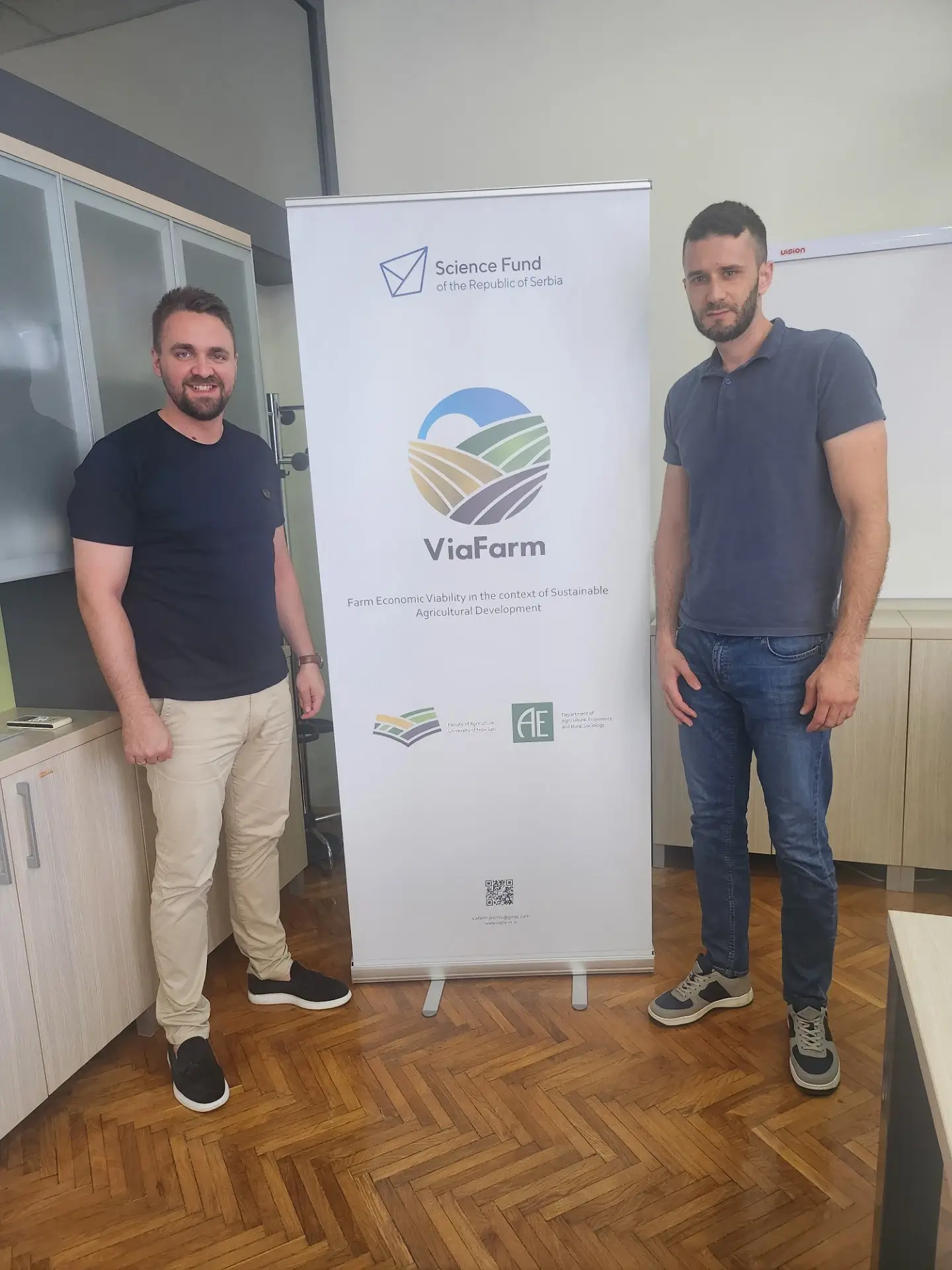 Dvoje kolega sa prezentacije za kraj šestomesečnog prerioda