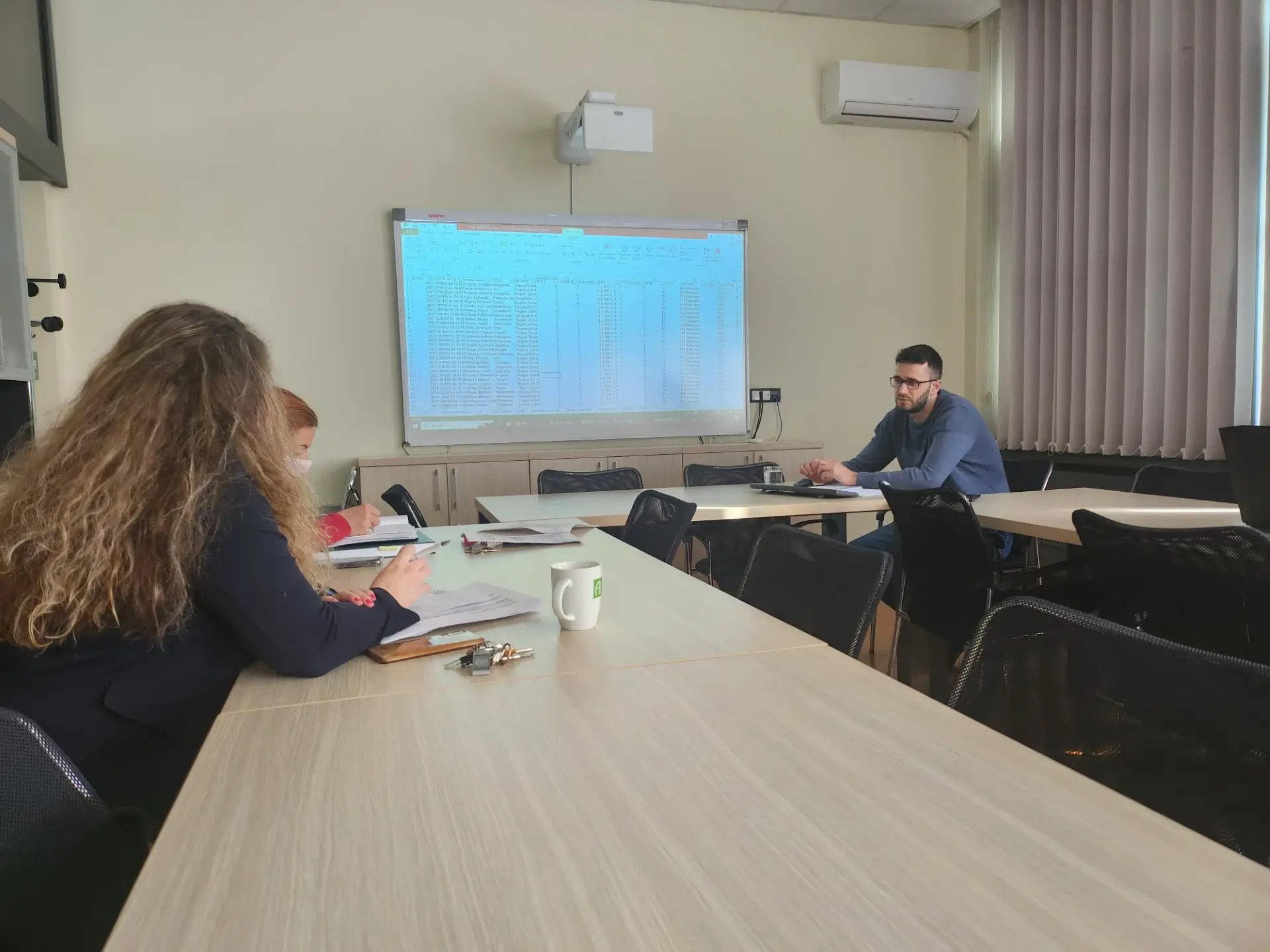 Kolege u kancelariji gledaju prezentaciju